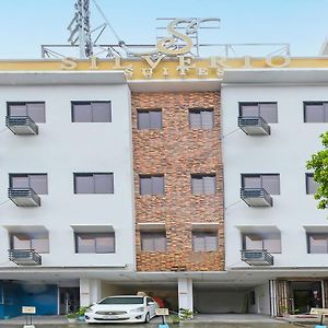 Oyo 896 Silverio Suites